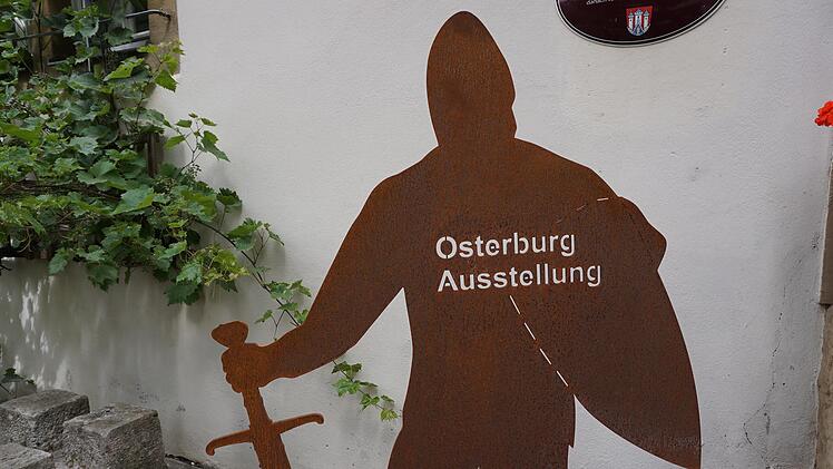 Vor dem Rentamt wird der Besucher künftig eingeladen, die Ausstellung zur Osterburg zu besuchen.
