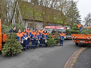 Eifrig waren die Kinder und Jugendlichen der Feuerwehr dabei, die angemeldeten Weihnachtsbäume einzusammeln.