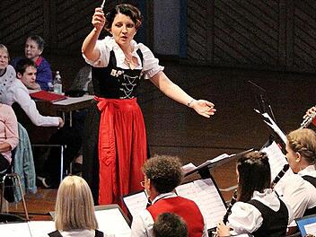 Die Besucher können sich auf ein kurzweiliges Programm der Aicher Musikanten um ihre Dirigentin Kristina Renner freuen.