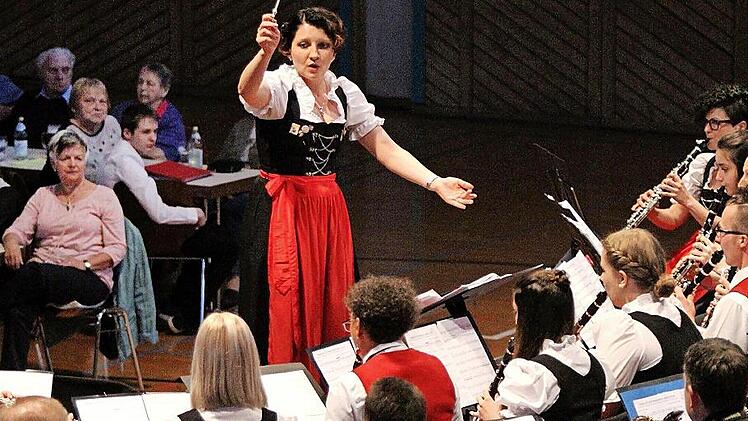Die Besucher können sich auf ein kurzweiliges Programm der Aicher Musikanten um ihre Dirigentin Kristina Renner freuen.