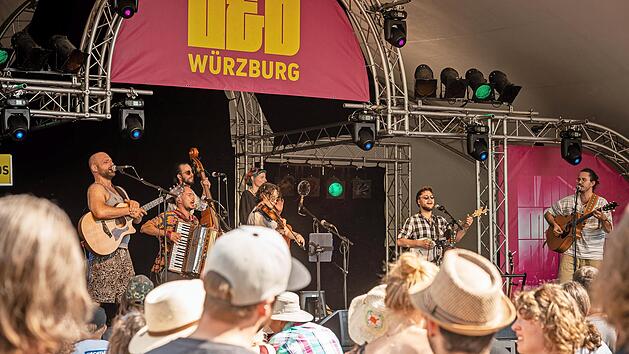 Mit sieben Musikern treten „The Hummingbyrds“ an.
