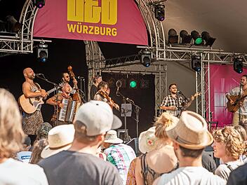 Mit sieben Musikern treten „The Hummingbyrds“ an.