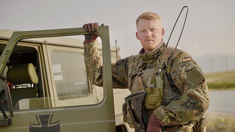 Peter arbeitet als Ausbilder im Kosovo.