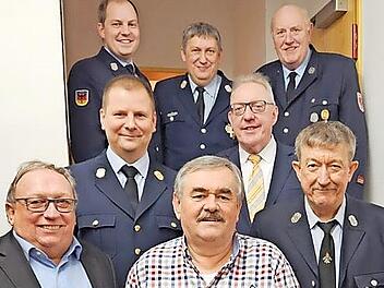 Wolfgang H&uuml;bner (rechts) und Kurt Hahn (Mitte) wurden von der Feuerwehr Langenstadt f&uuml;r ihren jahrzehntelangen Dienst ausgezeichnet.