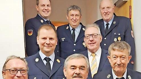 Wolfgang H&uuml;bner (rechts) und Kurt Hahn (Mitte) wurden von der Feuerwehr Langenstadt f&uuml;r ihren jahrzehntelangen Dienst ausgezeichnet.