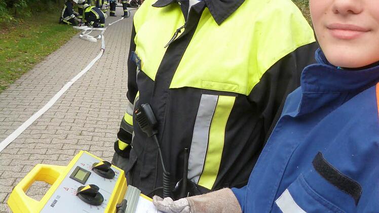 Atemschutzleiter Jörg Fischer überwacht mit Kathrin Fischer den Einsatz der Atemschutzgeräteträger in Neuenmarkt.