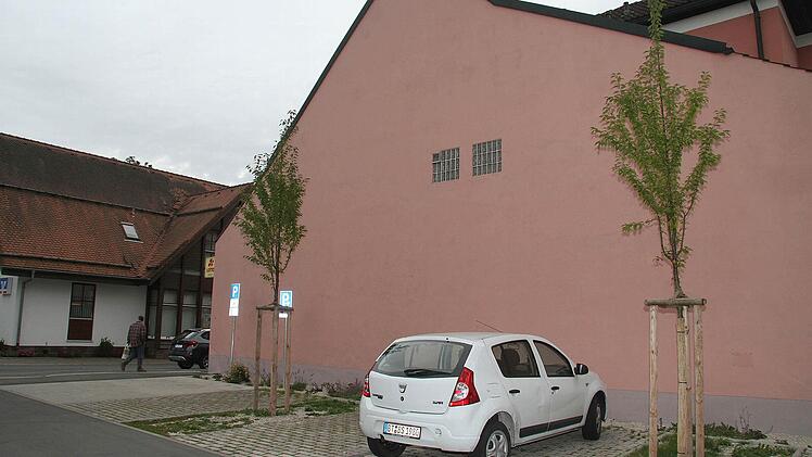 Der neu angelegte Parkplatz direkt hinter dem Edeka-Laden ist meist belegt. Oft auch von Dauerparkern.