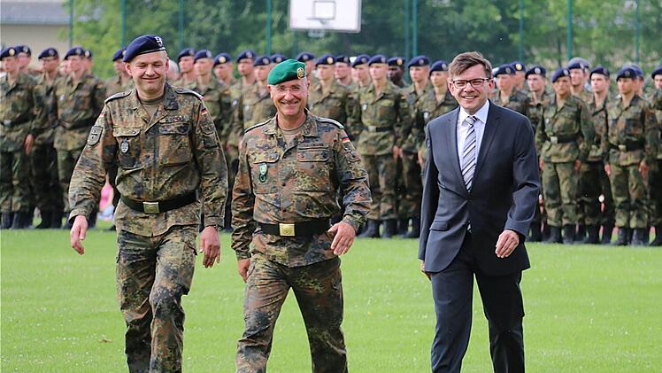Kommandeur Manfred Scholl (von links), Infanterie-General Gert-Johannnes Hagemann und Bürgermeister Armin Warmuth schritten die Ehrenfront ab.  Foto: Gerd Schaar