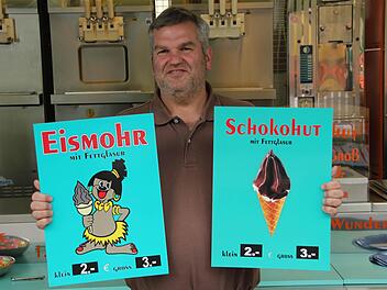 Ludwig Müller zeigt das alte und das neue Schild Fotos: Franziska Knobloch