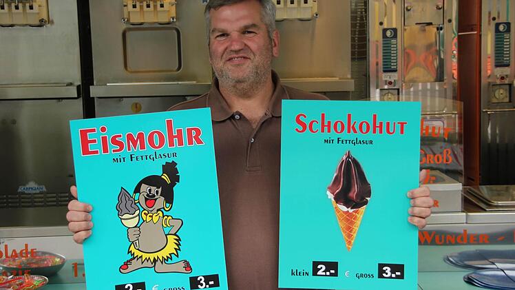 Ludwig Müller zeigt das alte und das neue Schild Fotos: Franziska Knobloch