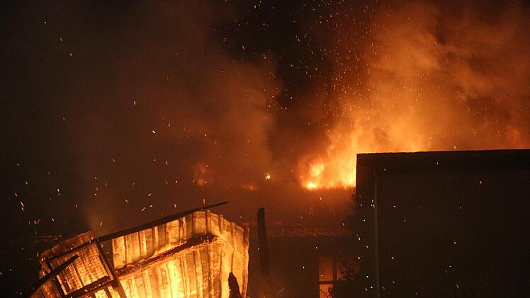Grossbrand vernichtet Schreinerei samt Anbauten und Fuhrpark - Millionenschaden