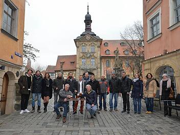 Solidaritätsbekundung auf der Oberen Brücke: Gastronomen von rund 30 Betrieben ärgern sich über den Umgang der Stadt mit Gewerbetreibenden.   Fotos: Ronald Rinklef