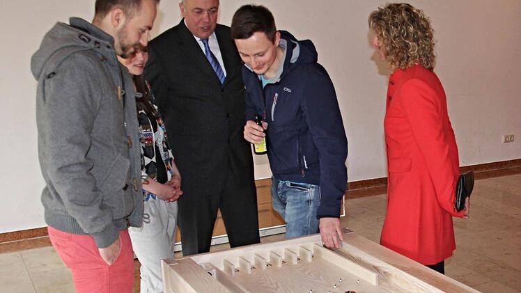 Neugierig wurden in der Ausstellungshalle die Meisterstücke bewundert.  Foto: Helmut Will