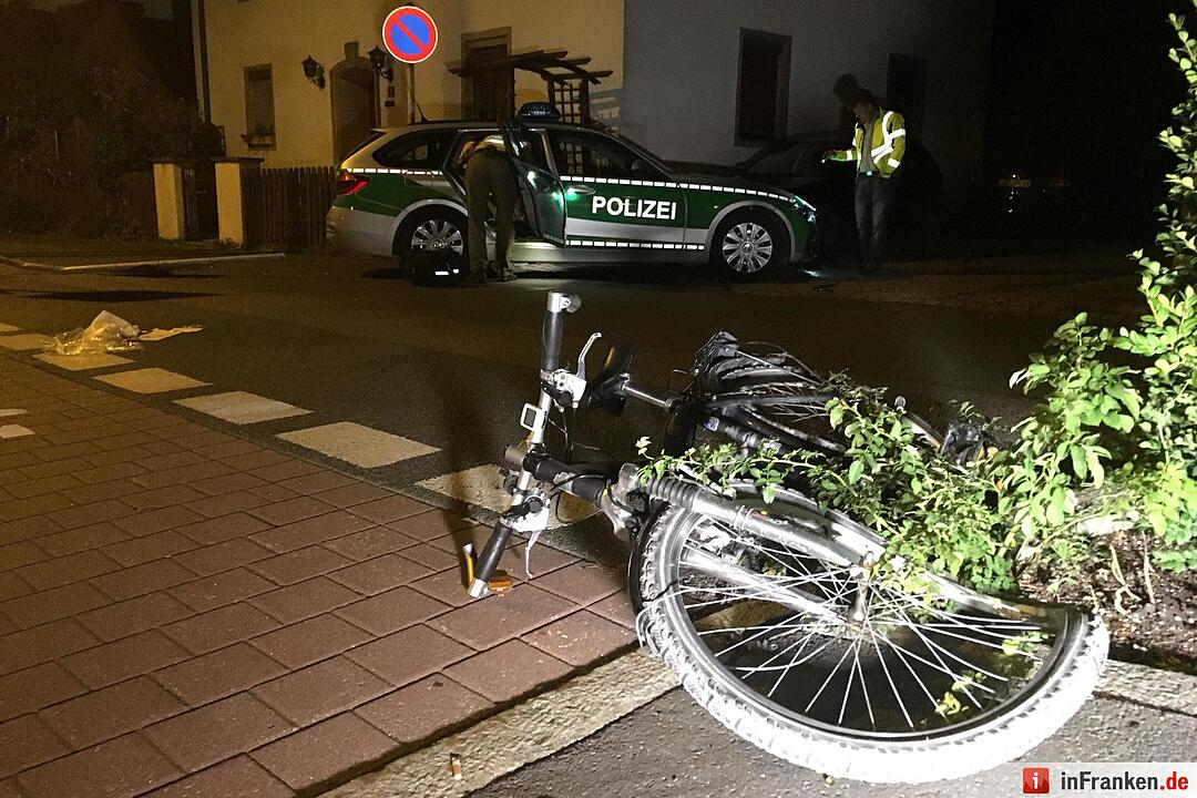 Radfahrer bei Kollision mit Streifenwagen schwer verletzt