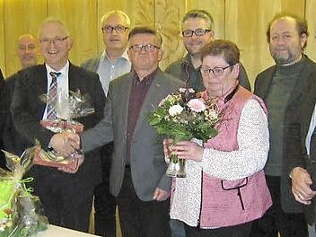 Für Elisabeth Müller gab es bei der Verabschiedung ihres Mannes Blumen. Im Bild (von links) Altbürgermeister Josef Kofer, Gemeinderat Dieter Schiphorst, Bürgermeister Hans Tischhöfer, Geschäftsleiter Karl-Heinz Münch, Norbert Müller, Gemeinderat Marc Benker, Elisabeth Müller, Zweiter Bürgermeister Nikolaus Ott und Bürgermeister i. R. Bruno Preißinger Foto: privat