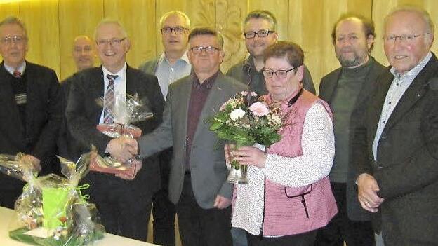 Für Elisabeth Müller gab es bei der Verabschiedung ihres Mannes Blumen. Im Bild (von links) Altbürgermeister Josef Kofer, Gemeinderat Dieter Schiphorst, Bürgermeister Hans Tischhöfer, Geschäftsleiter Karl-Heinz Münch, Norbert Müller, Gemeinderat Marc Benker, Elisabeth Müller, Zweiter Bürgermeister Nikolaus Ott und Bürgermeister i. R. Bruno Preißinger Foto: privat