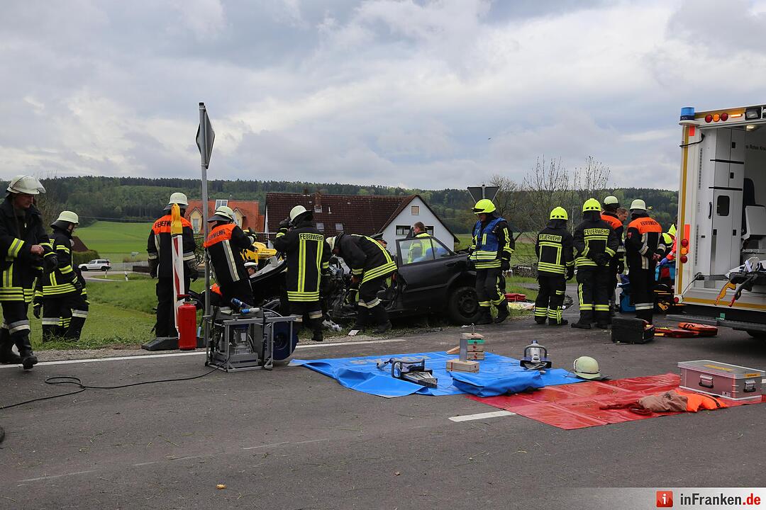 Ansbach: Fahranfänger kracht in Bagger