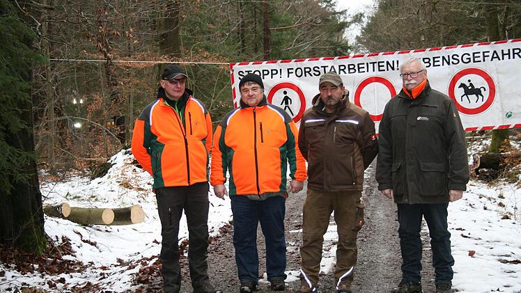 Klemens Schmitt (von links), Richard Henneberger, Robert Reuscher und Wolfram Zeller informierten über die Vorgehensweise beim Holzeinschlag. Foto: Gabriele Sell