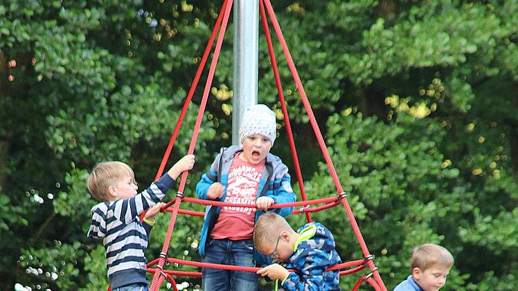 Die Kletterpyramide auf dem neu hergerichteten Spielplatz bei der Festhalle  in Poppenlauer ist ein sehr beliebtes Spielgerät. Foto: Dieter Britz