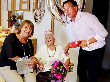 Stellvertretende Landrätin Gabriele Klaußner (links) und Bürgermeister Karsten Fischkal gratulierten  Foto: Johanna Blum