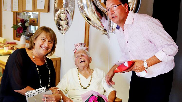 Stellvertretende Landrätin Gabriele Klaußner (links) und Bürgermeister Karsten Fischkal gratulierten  Foto: Johanna Blum