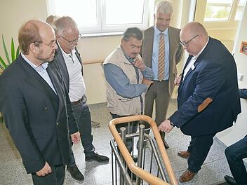 Beim Rundgang durch das Seniorenzentrum gab es nur Kopfschütteln, als Geschäftsführer Roland Funk (r.) erklärte, dass der Treppenhandlauf um zwei Zentimeter gesenkt werden muss. Im Bild von links Ralf Pohl, Hans- Ulrich Pfaffmann, Richard Rauh und Timo Ehrhardt Foto: Hofmann