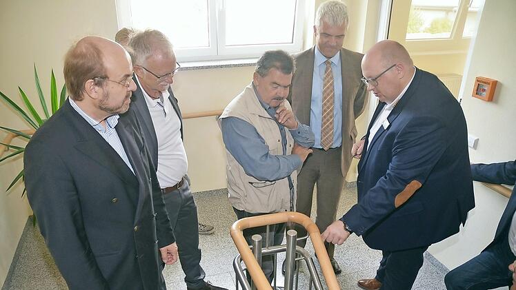 Beim Rundgang durch das Seniorenzentrum gab es nur Kopfschütteln, als Geschäftsführer Roland Funk (r.) erklärte, dass der Treppenhandlauf um zwei Zentimeter gesenkt werden muss. Im Bild von links Ralf Pohl, Hans- Ulrich Pfaffmann, Richard Rauh und Timo Ehrhardt Foto: Hofmann