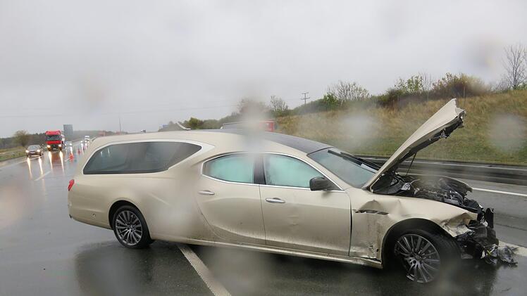 Leichenwagen der Extraklasse: Der goldene zum Leichenwagen umgebaute Maserati hat es nicht bis zu seinem Einsatzort in Berlin geschafft. Foto: Verkehrspolizei Hof