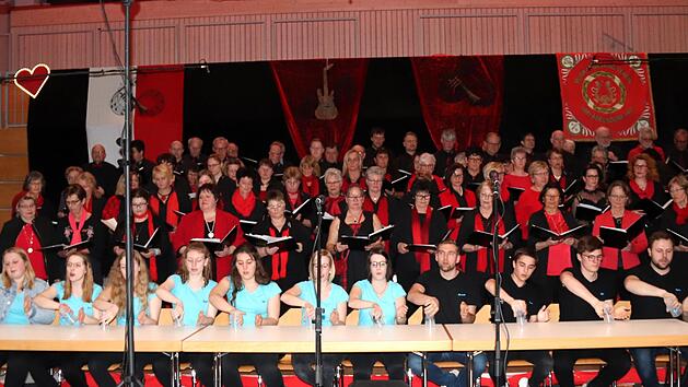 Beim "Cup-Song" war nicht nur Gesangstalent, sondern auch Geschicklichkeit gefragt.     Foto: Johanna Blum