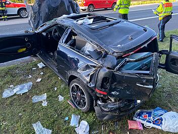 Das Fahrzeug hatte sich überschlagen und kam auf dem Grünstreifen zum Stehen. Beide Insassen wurden schwer verletzt.  Foto: S. Gerr/FFW