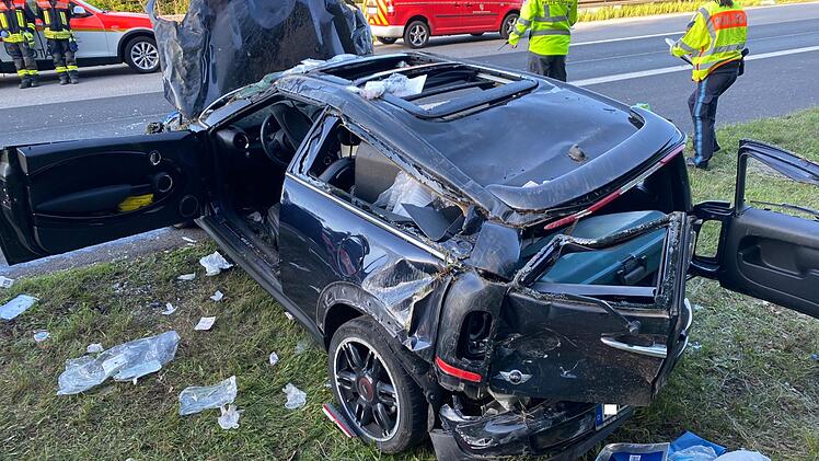Das Fahrzeug hatte sich überschlagen und kam auf dem Grünstreifen zum Stehen. Beide Insassen wurden schwer verletzt.  Foto: S. Gerr/FFW