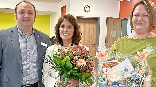 J&uuml;rgen Konrad (Heimleitung) hat Margit Fischer (ehemalige Pflegedienstleitung) verabschiedet; rechts ihre Nachfolgerin Mareike Schuberth.