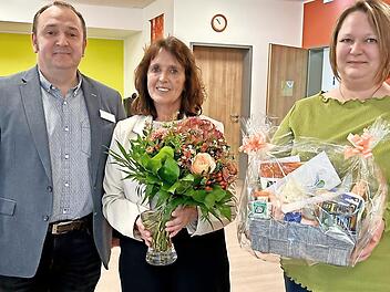 Jürgen Konrad (Heimleitung) hat Margit Fischer (ehemalige Pflegedienstleitung) verabschiedet; rechts ihre Nachfolgerin Mareike Schuberth.