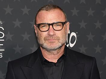 Liev Schreiber musste sich am Wochenende wegen starker Kopfschmerzen in ein Krankenhaus begeben.