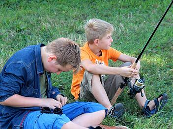 Jungfischer Moritz hilft seinem Schützling beim Vorbereiten. Fotos: Johanna Blum