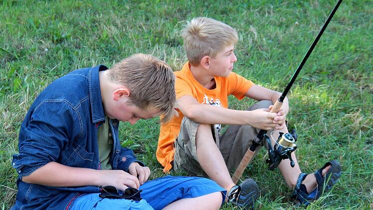 Jungfischer Moritz hilft seinem Schützling beim Vorbereiten. Fotos: Johanna Blum