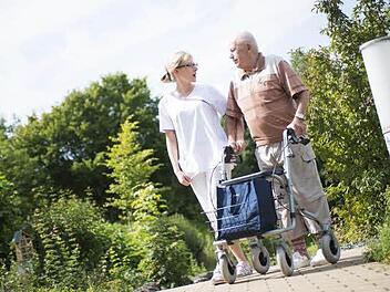 Gut ausgebildete Fachkräfte, viel Zeit für die zu Pflegenden und das alles bei überschaubaren Kosten - die Ansprüche an die Senioren- und Pflegeheime sind groß. Foto: Archiv