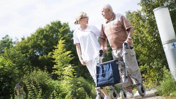 Gut ausgebildete Fachkräfte, viel Zeit für die zu Pflegenden und das alles bei überschaubaren Kosten - die Ansprüche an die Senioren- und Pflegeheime sind groß. Foto: Archiv