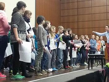 Auf der großen Bühne: Der Dirigent der Nürnberger Symphoniker Ingmar Beck persönlich gibt beim Chor von rund 200 Schülern aus ganz Bayern - in der ersten Reihe die Chorklasse 5c der Kulmbacher Realschule - den Takt an. Foto: Josef Pensler