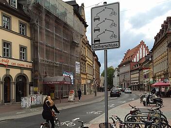 Es bleibt dabei: Bambergs Radfahrer müssen in der Langen Straße auf die Fahrbahn ausweichen. Ein Schild weist nun auf das "Reißverschlussprinzip" in der Langen Straße hin. Foto: Michael Wehner
