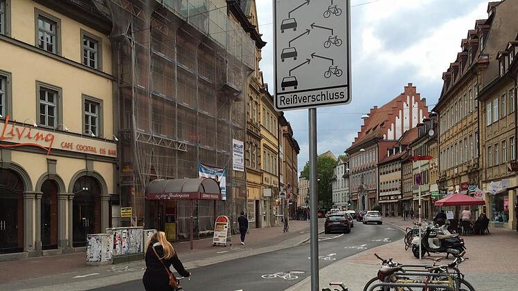 Es bleibt dabei: Bambergs Radfahrer müssen in der Langen Straße auf die Fahrbahn ausweichen. Ein Schild weist nun auf das "Reißverschlussprinzip" in der Langen Straße hin. Foto: Michael Wehner