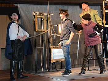 Schüler Peter Balles hat als Polizist ein kurzes Zwischenspiel in Shakespeares Verwirr-Komödie. Daniel Chrisostomou, Samuel Griffiths, Laura Samson schlüpfen in viele Rollen. Foto: Elisabeth Assmann