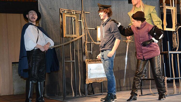 Schüler Peter Balles hat als Polizist ein kurzes Zwischenspiel in Shakespeares Verwirr-Komödie. Daniel Chrisostomou, Samuel Griffiths, Laura Samson schlüpfen in viele Rollen. Foto: Elisabeth Assmann