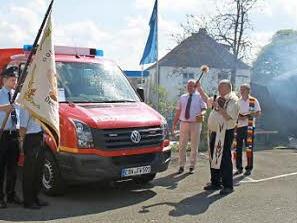 Die Pfarrer Bernd Grosser und Pater Rudolf Theiler (von rechts) segneten das neue Fahrzeug beim Sommerfest der Feuerwehr Ebern. Foto: kb