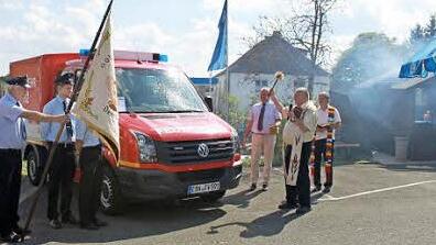 Die Pfarrer Bernd Grosser und Pater Rudolf Theiler (von rechts) segneten das neue Fahrzeug beim Sommerfest der Feuerwehr Ebern. Foto: kb