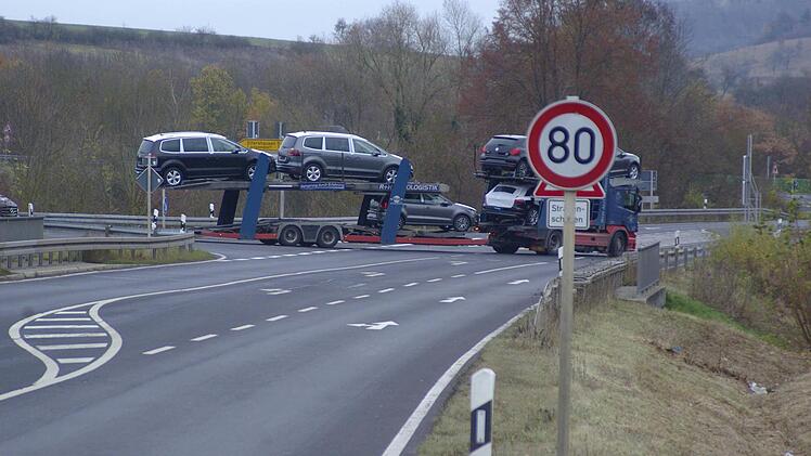 Ein Kreisverkehr soll an der Kreuzung der Bundesstraße 287 in Richtung Langendorf gebaut werden.  Foto: Winfried Ehling
