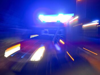 Trotz des schnellen Eintreffens des Rettungsdienstes konnte ein Motorradfahrer nach einer Kollision mit einem Traktor nicht mehr gerettet werden. Symbolfoto: Ronald Rinklef