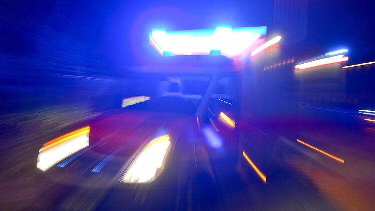 Trotz des schnellen Eintreffens des Rettungsdienstes konnte ein Motorradfahrer nach einer Kollision mit einem Traktor nicht mehr gerettet werden. Symbolfoto: Ronald Rinklef