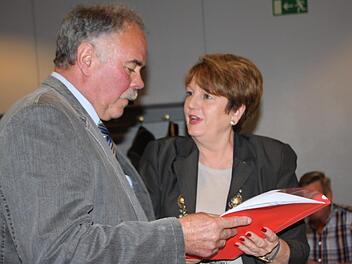 Zum Einarbeiten: Bürgermeisterin Brigitte Meyerdierks überreicht dem neuen Stadtrat Georg Zeitz die Satzung der Stadt. Foto: Ulrike Müller