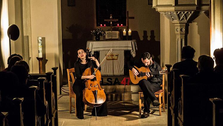 Das Duo Zaruk gastierte in der Johanneskirche Elsa: Cellistin Iris Azquinezer und Gitarrist Rainer Seiferth. Foto: Jochen Berger